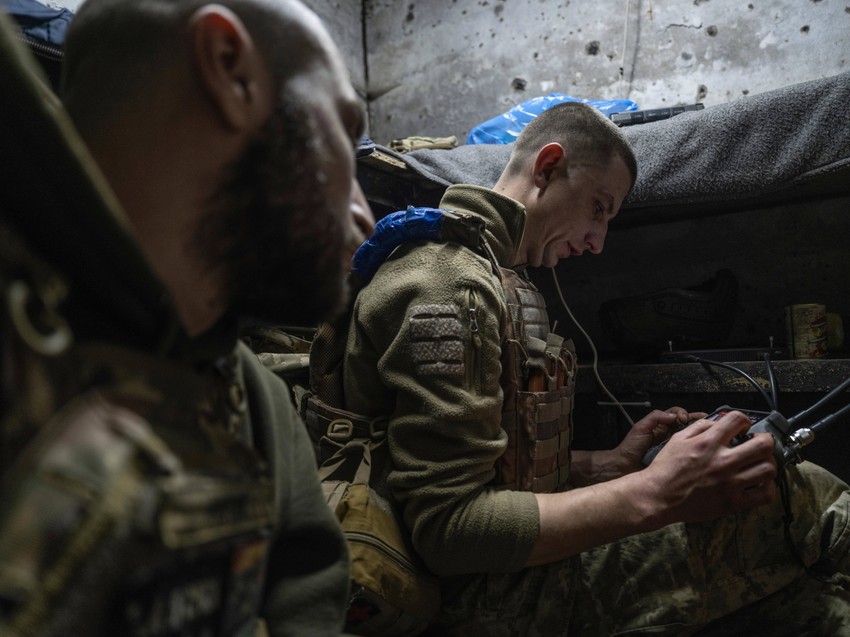 Ukrajinska vojska operiše FPV dronom iz skloništa u Kostjantinivki 19. aprila