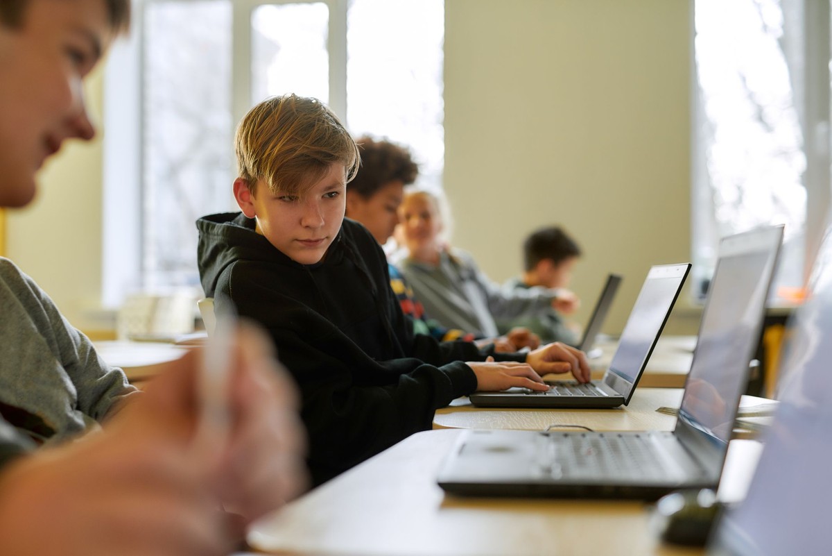 Rząd zmienia zasady. Laptopy dla szkół, a nie uczniów – kto skorzysta?