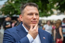 Nowy sondaż. KO po długim czasie znowu wyprzedza PiS, ale i tak karty rozdaje Konfederacja