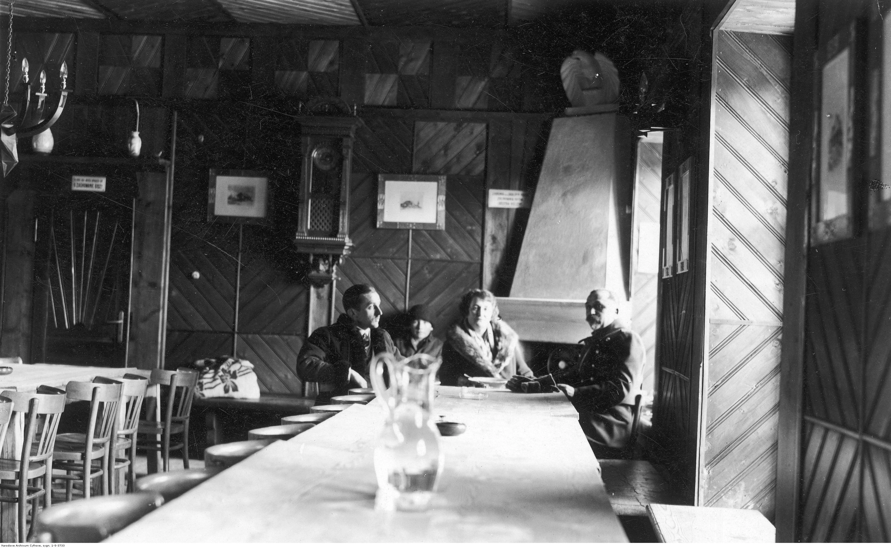 Grupa turystów w jadalni schroniska „Murowaniec” (1925 - 1939 rok)
