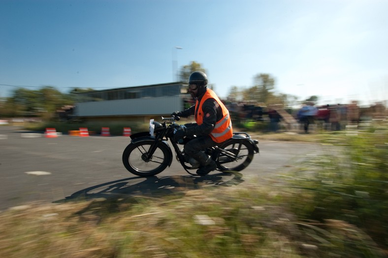 Polskie motocykle i samochody na torze FSO