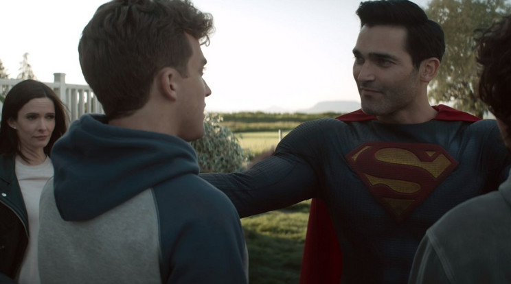 Superman (Tyler Hoechlin) és családja Smallville-be költöztek, ám a gonosz erőktől itt sincs nyugtuk Kentéknek / Fotó: HBO