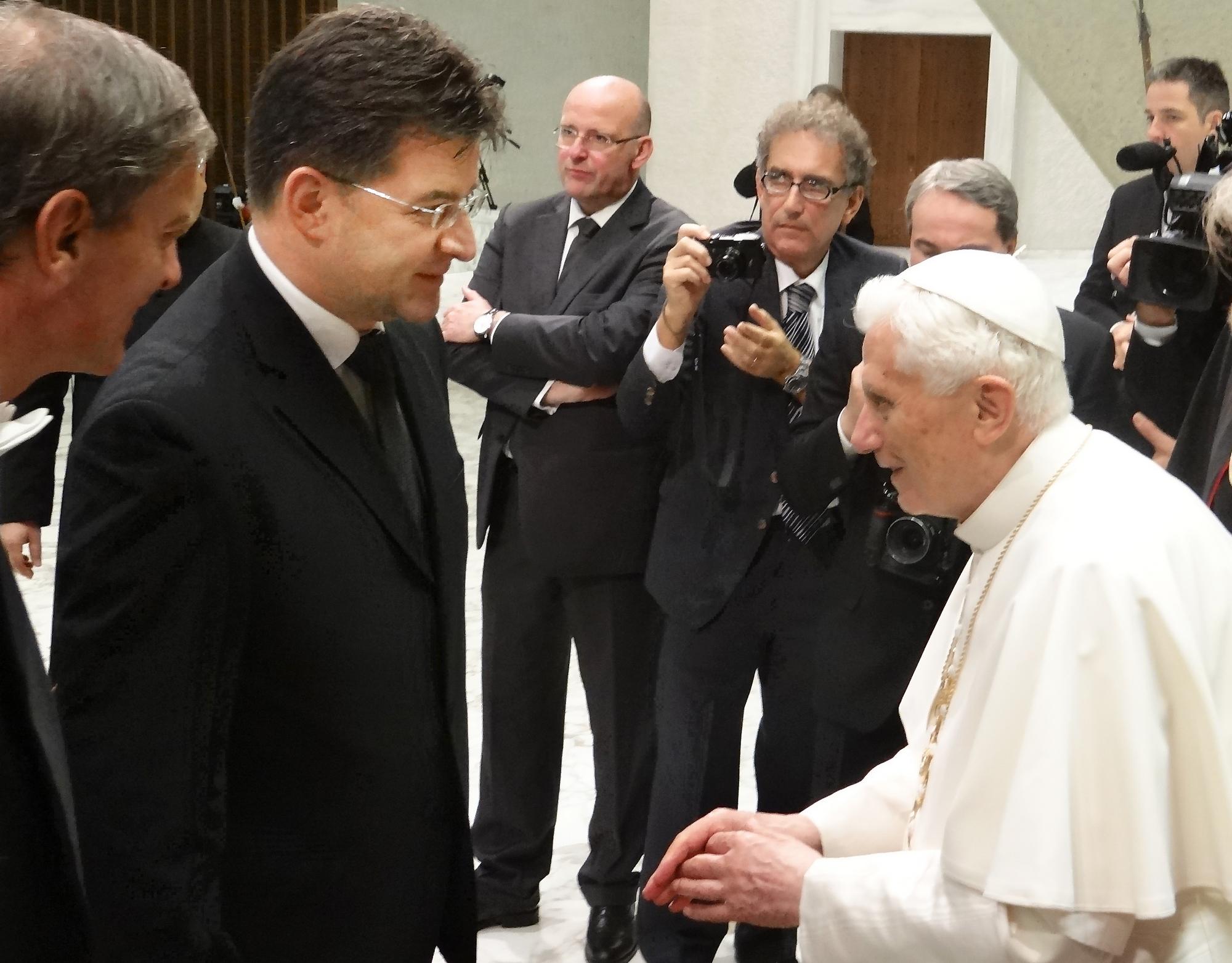 Miroslav Lajčák (druhý vľavo) sa stretol s pápežom Benediktom XVI. vo Vatikáne 14. novembra 2012.