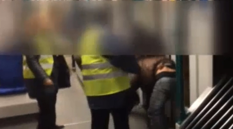 Döbbenetes felvétel: Biztonsági őr vert és taposott meg egy utast a villamoson /Fotó: RTL Híradó