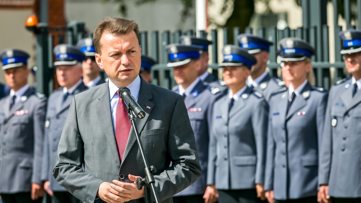 Dzięki postawie 82-letniej mieszkanki Gliwic udało się ująć oszusta, wyłudzającego od starszych ludzi pieniądze metodą "na policjanta". Starsza pani nie tylko sama nie dała się okraść, ale też przyczyniła się do złapania przestępcy. Pogratulował jej szef MSWiA Mariusz Błaszczak.