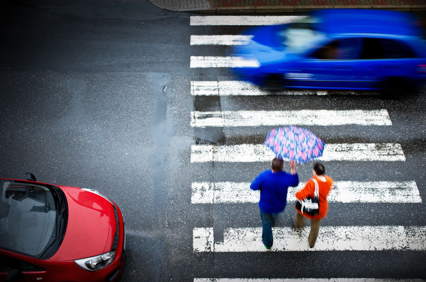 Piesi i samochody na przejściu dla pieszych