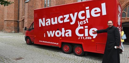 Food truck przerobiony na mobilną kaplicę. Dojedzie tam, gdzie nie ma kościoła