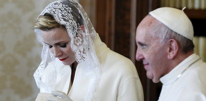 Księżna Monako w bieli na papieskiej audiencji