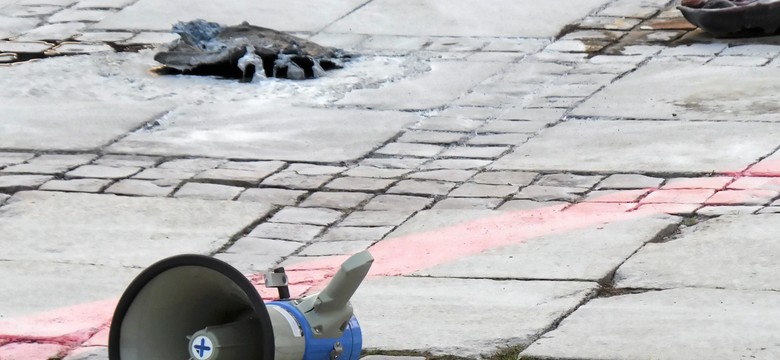 Przez megafon odczytali list mężczyzny, który podpalił się pod PKiN. Wiele głosów oburzenia