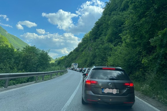 (FOTO) KOLAPS NA GRANICI SA CRNOM GOROM Kilometarske kolone vozila, SVE STOJI, putnicima CURI STRPLJENJE: "Šleperi zauzeli CELU TRAKU!"