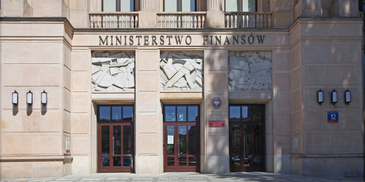 Ministerstwo Finansów rekrutuje i oferuje płacowe benefity. Choć nie dowiemy, ile się zarabia na danym stanowisku, resort podaje sporo dodatkowych korzyści pracy w administracji publicznej.