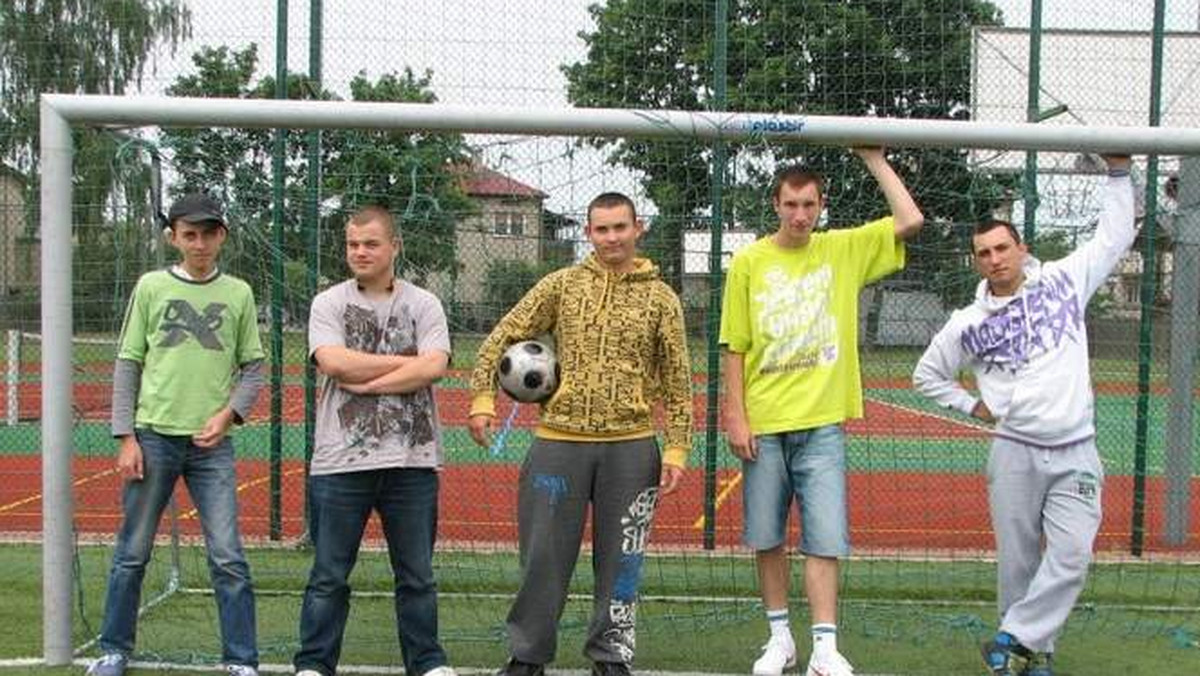 Od kilku dni cała Polska żyje piłkarskimi Mistrzostwami Europy. Tymczasem młodzież z Bielska twierdzi, że brakuje jej miejsc do kopania futbolówki - podaje "Kurier Poranny".