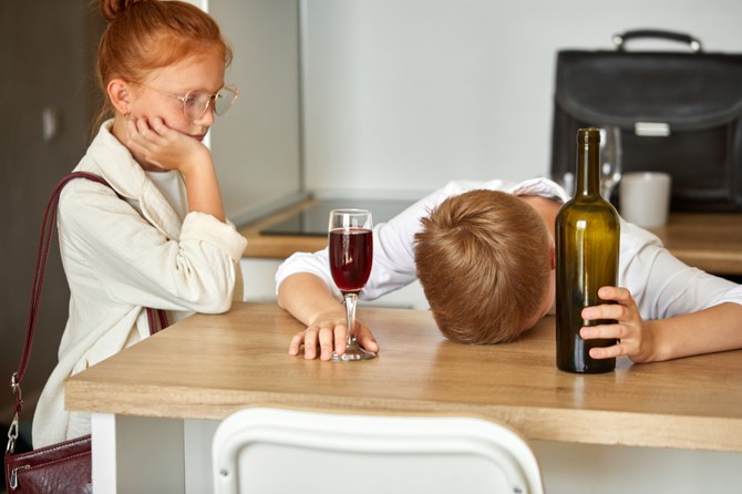 ILUSTRACIJA Gde bezbedno držati alkohol ako imate malu decu