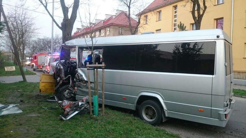 Bus wjechał w drzewo