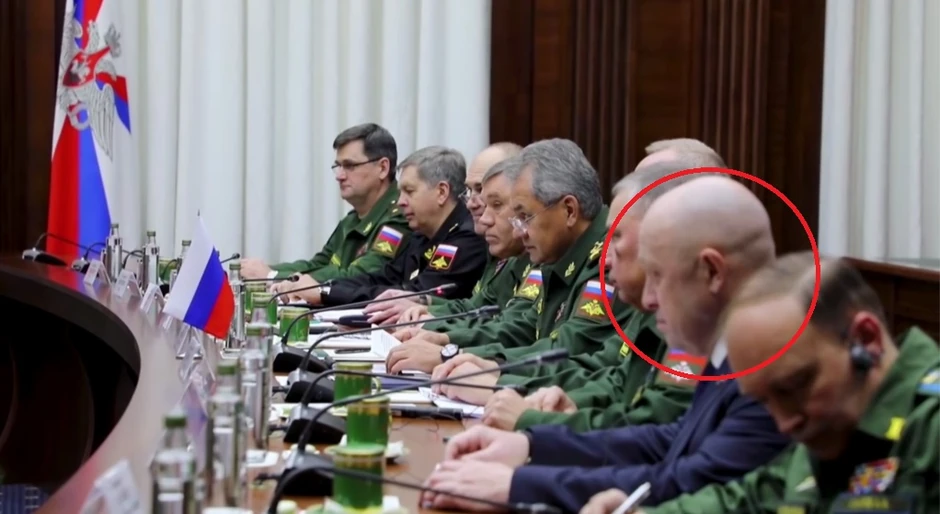 Jevgenij Prigožin (u krugu) sa ruskim zvaničnicima odbrane