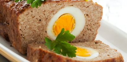 Pieczeń rzymska z jajkiem to świetny pomysł na Wielkanoc. Łatwiejsza niż pasztet, a jaka pyszna!