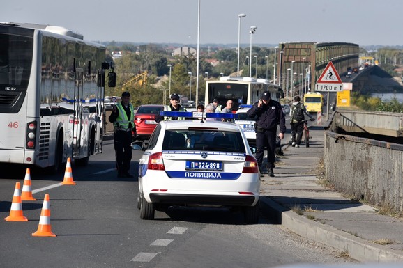 Policija delimično blokirala most
