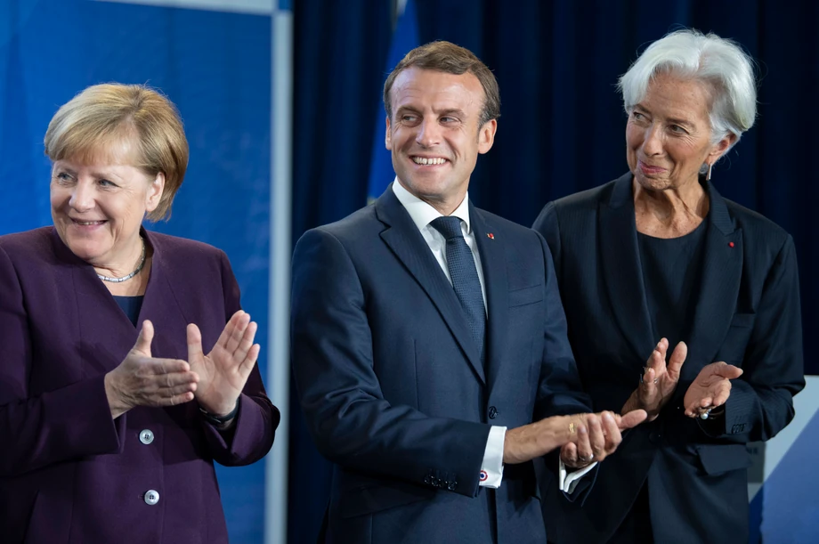 Uroczyste pożegnanie odchodzącego szefa EBC, Mario Draghiego. Stoją: kanclerz Angela Merkel, prezydent Emmanuel Macron i nowa szefowa EBC Christine Lagarde, Frankfurt, 28 października 2019