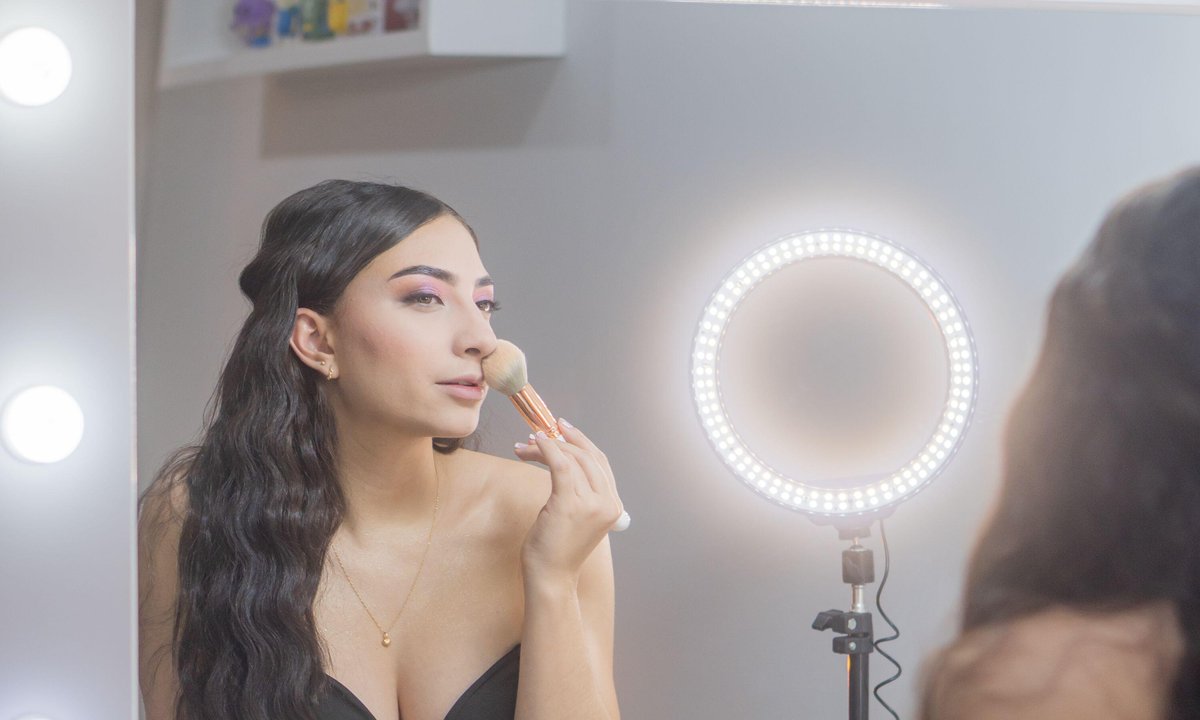 Kolor lat 90 wraca na salony. Z szaf wędruje do naszych kosmetyczek