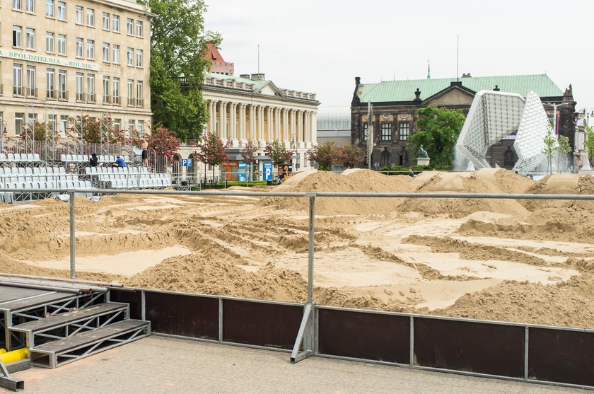 Plac Wolności zmienia się w arenę siatkówki plażowej