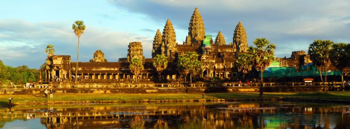 Siem Reap - to miasto jest coraz bardziej popularne ze względu na sąsiadujące z nim ruiny świątyni Angkor. Te starożytne budowle stanowią część jednego z największych kompleksów świątynnych na świecie.