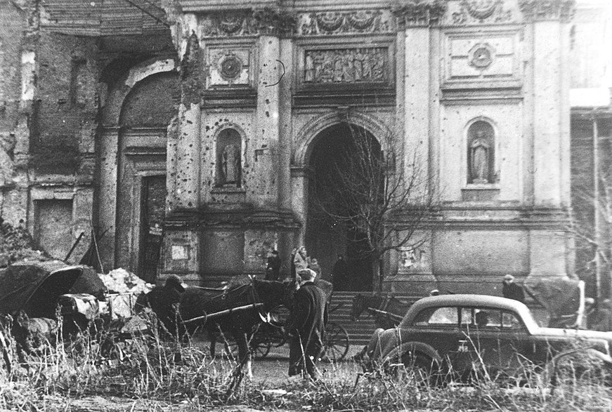 Zniszczona fasada kościoła, lata 40.