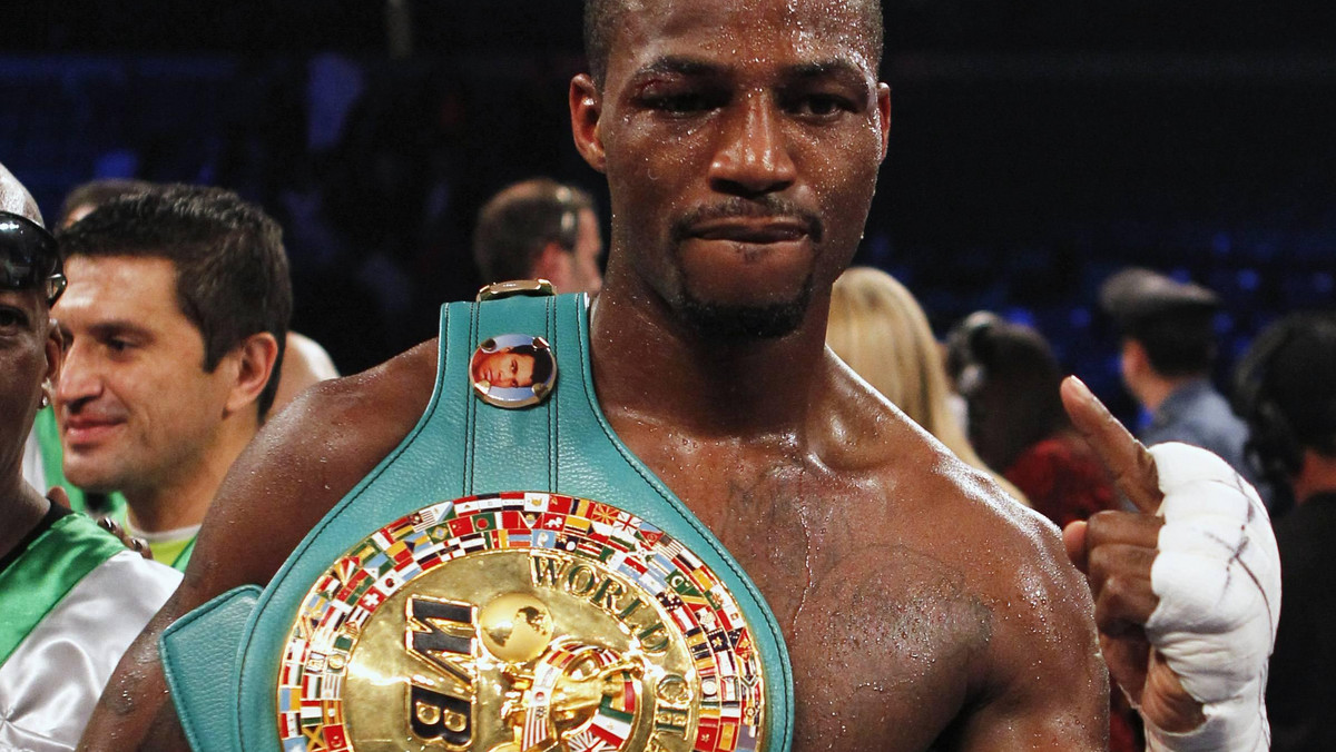 Amerykanin Chad Dawson pokonał niejednogłośnie na punkty na bokserskiej gali w Atlantic City swojego rodaka Bernarda Hopkinsa i wywalczył tytuł mistrza świata wagi półciężkiej federacji WBC. Po rozegraniu dwunastu rund dwóch sędziów orzekło wygraną Dawsona 117-111, trzeci zaś wypunktował remis 114-114.