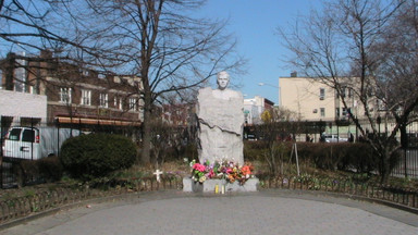 Pomnik ks. Popiełuszki w Nowym Jorku obrzucony śmieciami