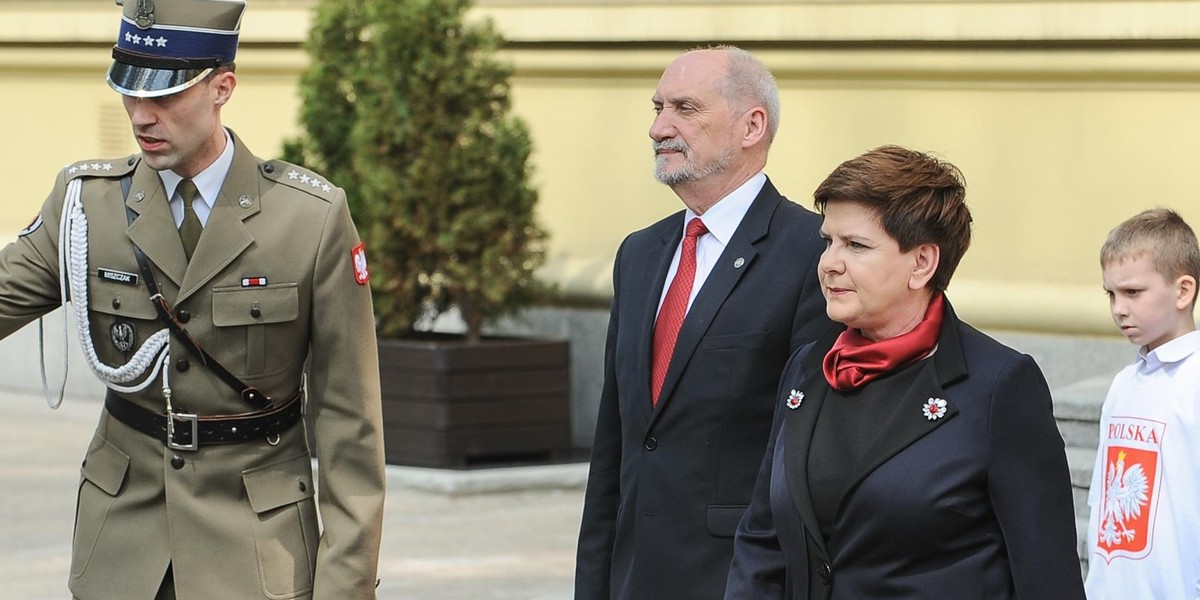 Szydło broni Macierewicza przed Dudą?