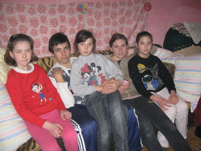 Život četiri sestre i brata, prepun je oskudice i velikih želja za običnim stvarima