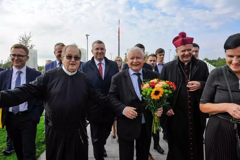 Tadeusz Rydzyk i Jarosław Kaczyński podczas odsłonięcia i poświęcenia w Toruniu pomnika upamiętniającego Ukraińców, którzy ratowali Polaków z rzezi wołyńskiej, 9 września 2020