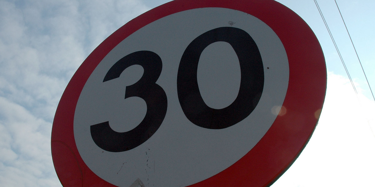 Nowy pomysł rządu. W miastach pojedziemy 30 km/h?