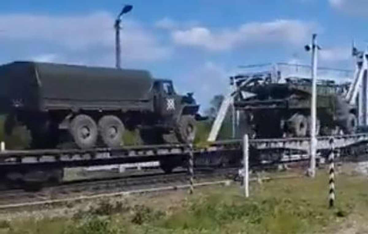 Transport rosyjskiego sprzętu, zmierzający w stronę obwodu sumskiego