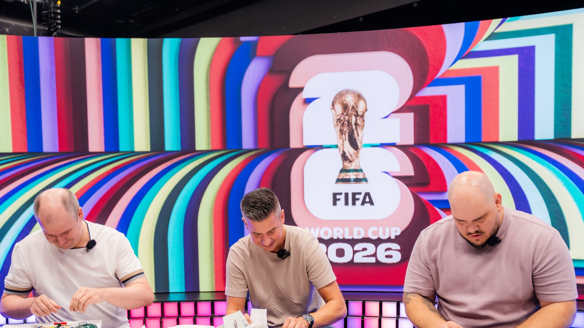 Marcel Merčiak, Ľuboš Hlavena a Michal Jantoška pri stavbe futbalovej trofeje.