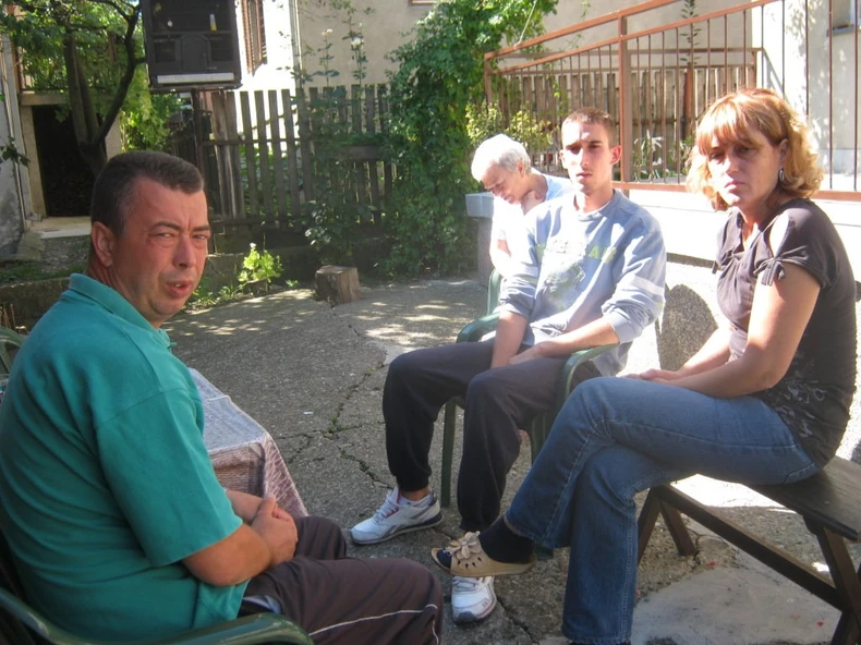 Damnjanovići sa sinom Predragom u dvorištu