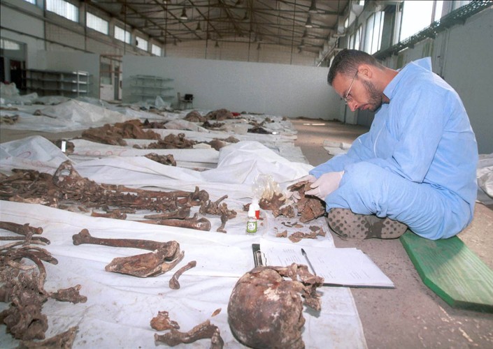 Oględziny szczątków ofiar wydobytych z masowych grobów niedaleko miasta Prijedor, 12 października 2001 roku