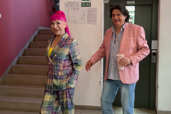 (VIDEO) ŠARENO ODELO I ŽUTE ŠTIKLE SA MAŠNAMA Zorica Brunclik oduševila izgledom, svi joj udeljuju komplimente - pevačica blista, Kemiš je drži za ruku