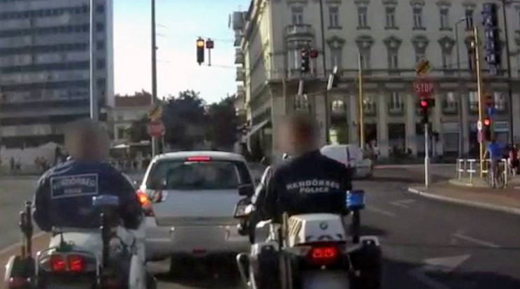 A rendőrök orra előtt / Fotó: Youtube - Győrben Közlekedünk
