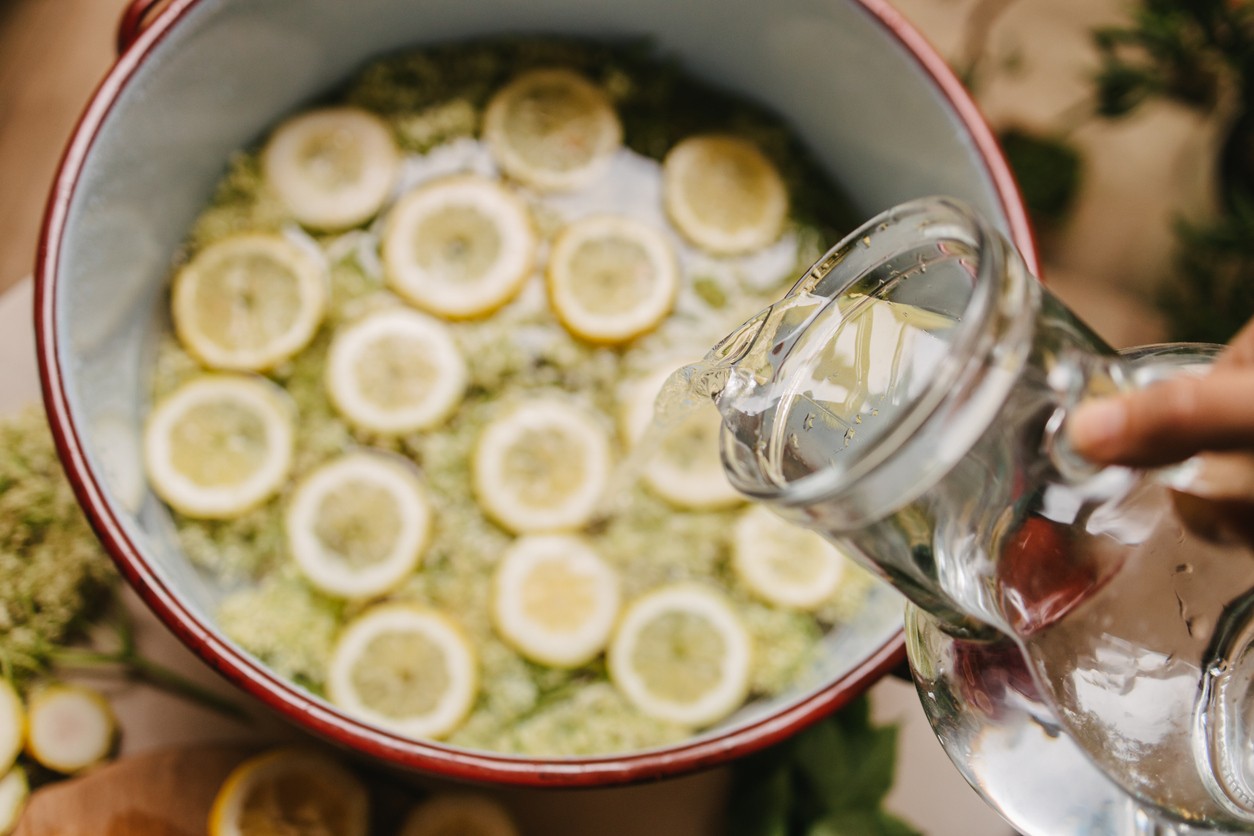 Bazový sirup je tradičný recept našich starých mám.
