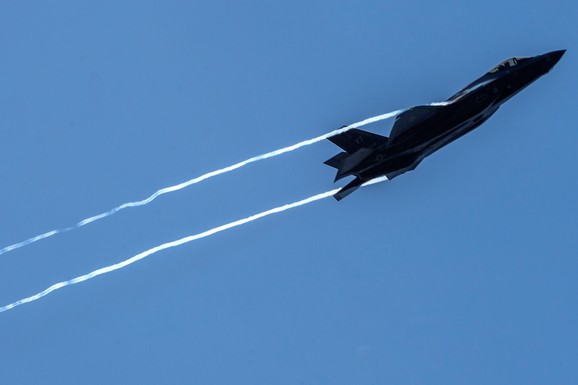 SRUŠIO SE AMERIČKI F- 35 Drama kod vojne baze: Hitne službe na mestu nesreće (VIDEO)