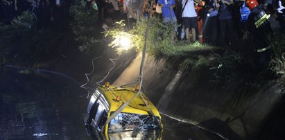 Bus z dziećmi wpadł do stawu!