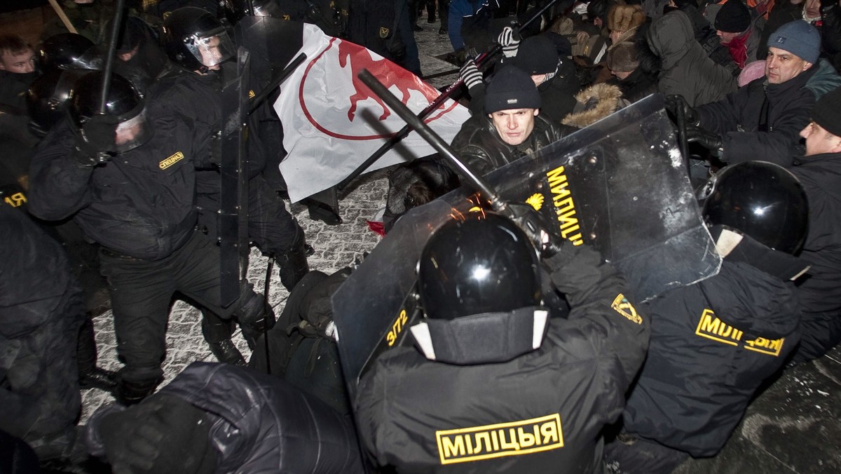 Paweł Poncyliusz, obserwator z ramienia OBWE na Białorusi, mówił w "Sygnałach Dniach" na antenie Polskiego Radia o przebiegu niedzielnych wyborów. Według niego, proces liczenia głosów przez komisje "to była farsa".