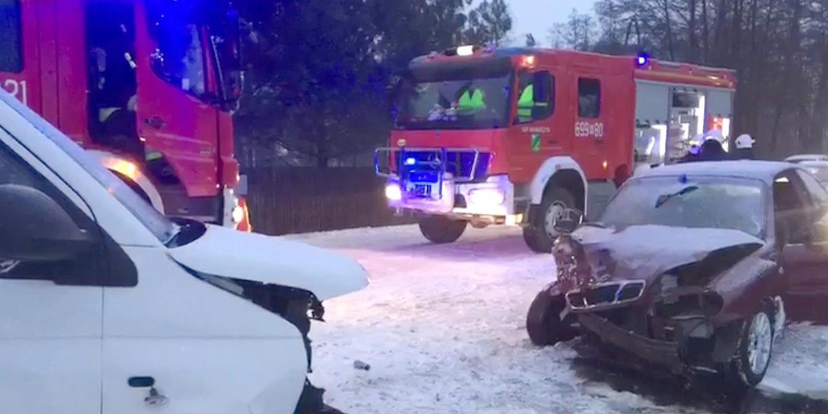 Mazowsze: Pijany uderzył w busa przewożącego dzieci. Wielu rannych