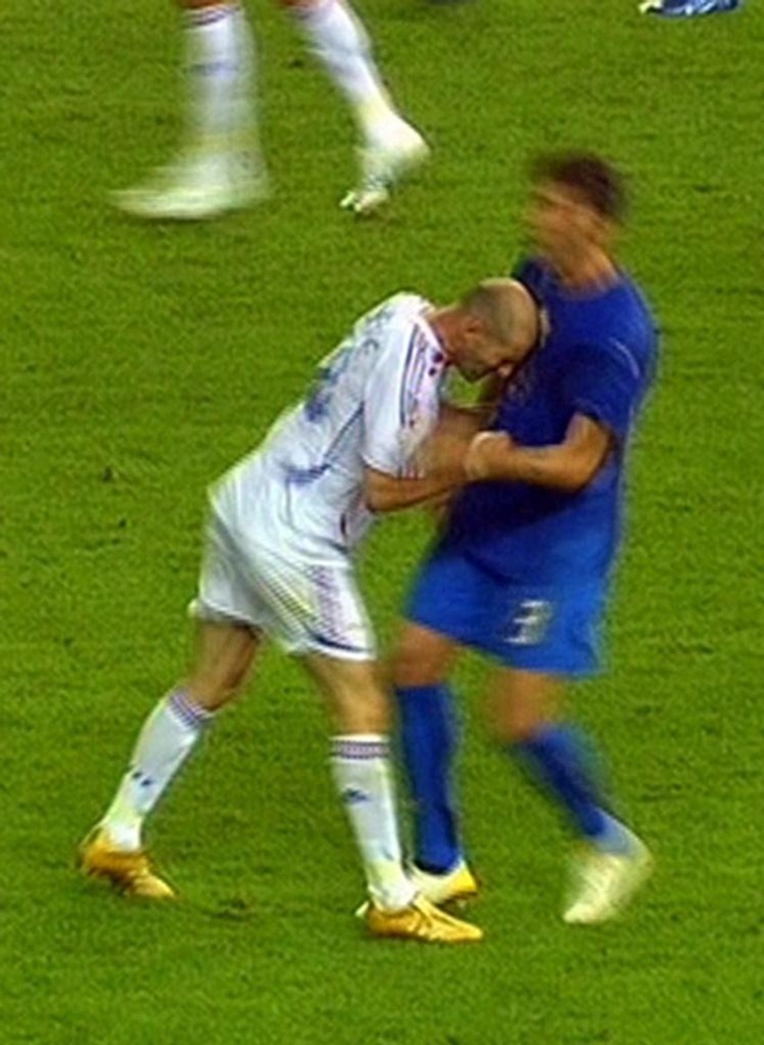 Poslednji potez u igračkoj karijeri Zinedina Zidana - udarac glavom u grudi Marka Materacija za crveni karton | Foto: BBC Sport