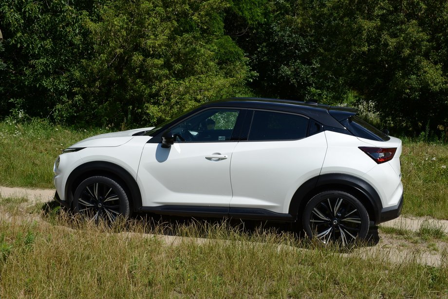 Nissan Juke nie wyróżnia się już tak, jak model poprzedniej generacji, ale trudno mu odmówić urody. Zachował też dynamiczną sylwetkę. Szczególnie z profilu.