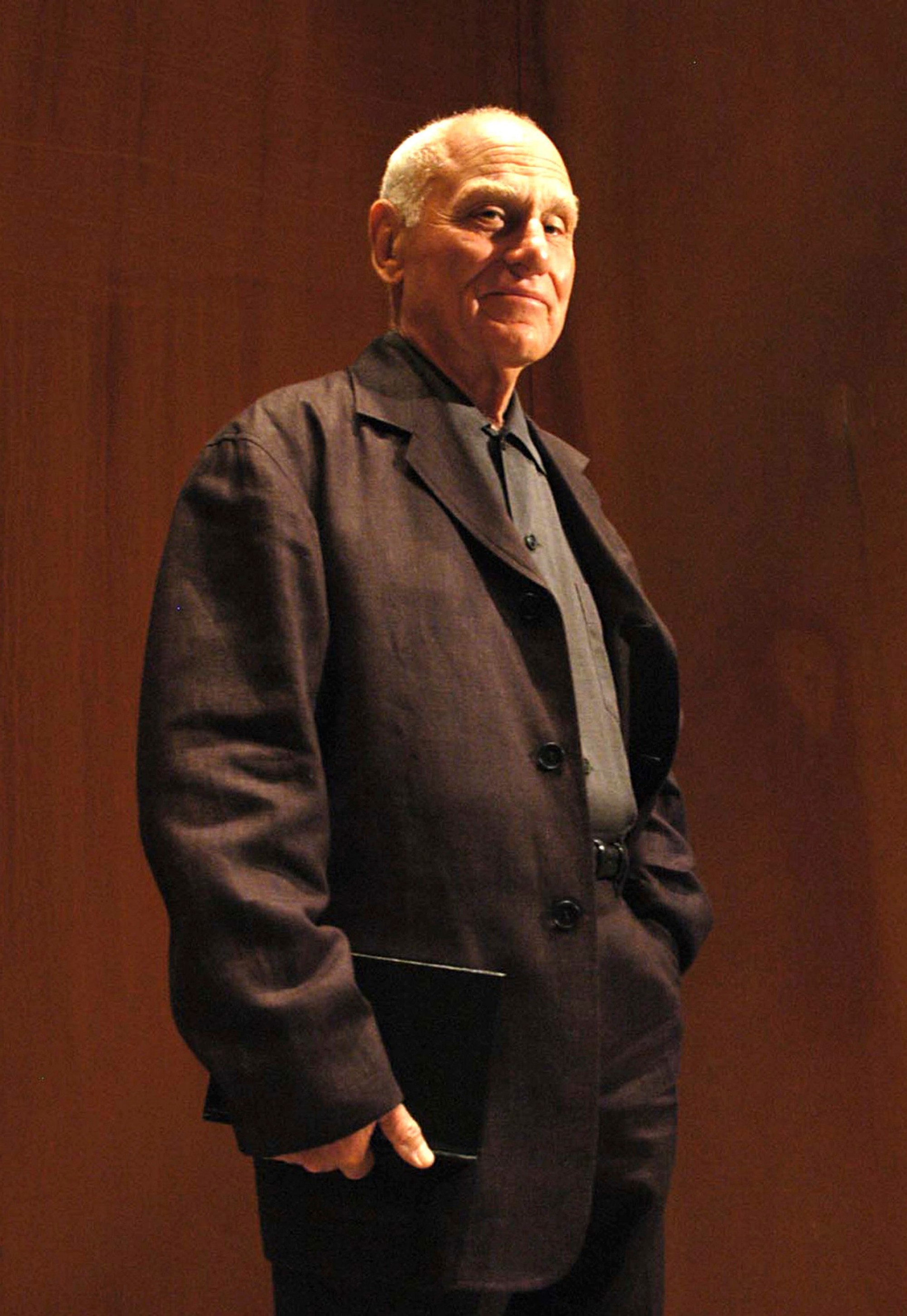 Slávny americký sochár Richard Serra vstupuje do Guggenheimovho múzea v Bilbau.