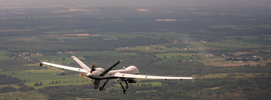 Być może ten atak z wykorzystaniem drona przejdzie do historii – 3 stycznia bezzałogowy statek powietrzny Reaper MQ-9 wystrzelił co najmniej dwa pociski Hellfire, które zniszczyły pojazdy przewożące gen. Kasema Sulejmaniego oraz przywódcę irackich bojówek Abu Mahdiego al-Muhandisa wraz z osobami towarzyszącymi. 