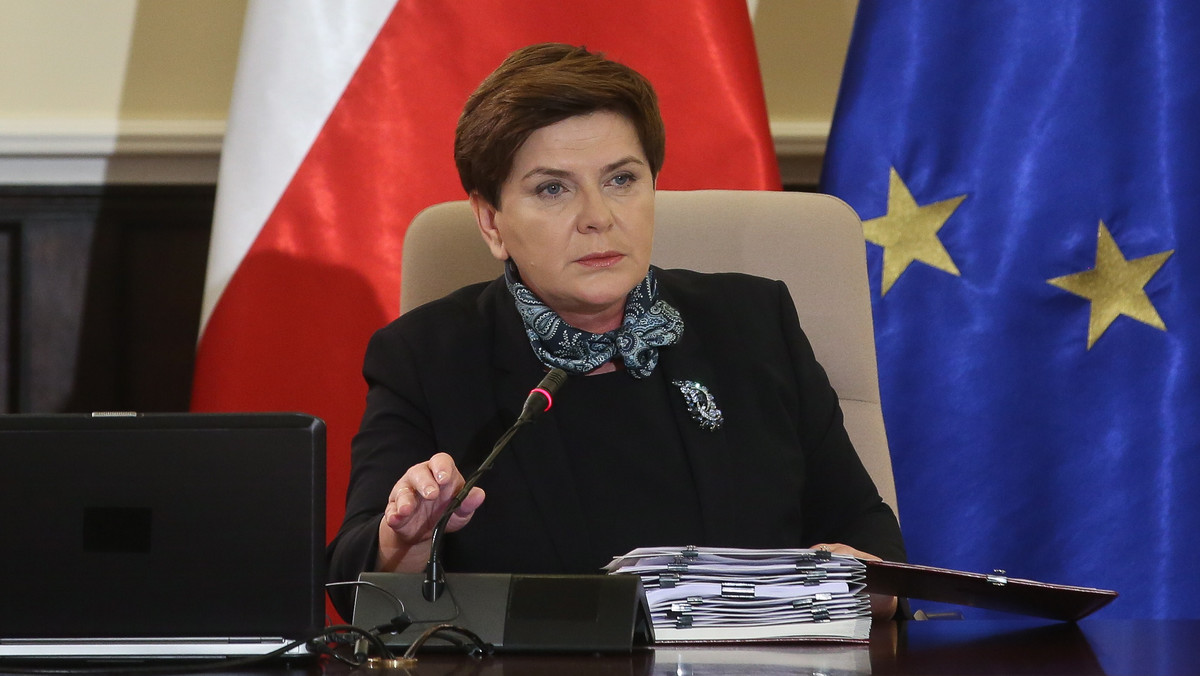 Beata Szydło skrytykowała Billa Clintona za słowa, które wypowiedział pod adresem Polski. Były amerykański prezydent ocenił, że nasz kraj chce "przywództwa w stylu Putina". - Przy całym szacunku do pana Billa Clintona uważam, że przesadził i powinien nas przeprosić. Tego typu stwierdzenia są nie tylko nieuprawnione, ale krzywdzące - powiedziała szefowa rządu w Programie Pierwszym Polskiego Radia. Premier mówiła również o planach rządu, m.in. o wprowadzeniu programu Mieszkanie plus.