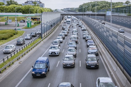 Zawirowanie na rynku samochodów. Polacy kupują mniej i starsze