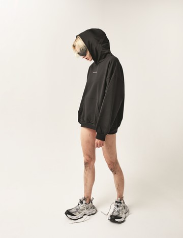 BALENCIAGA - A spanyol divatmárkát Cristóbal Balenciaga alapította 1919-ben. A cipők forradalmian új formavilágával véste be magát a divatvilág kedvenc nevei közé, és kapott óriási figyelmet. A BALENCIAGA a világon egyedülálló bravúrral képes összehozni a kollekcióiban a groteszk és bizarr darabokat a minimalizmussal. Pulóver, napszemüveg és sportcipő: BALENCIAGA @heavenbudapest